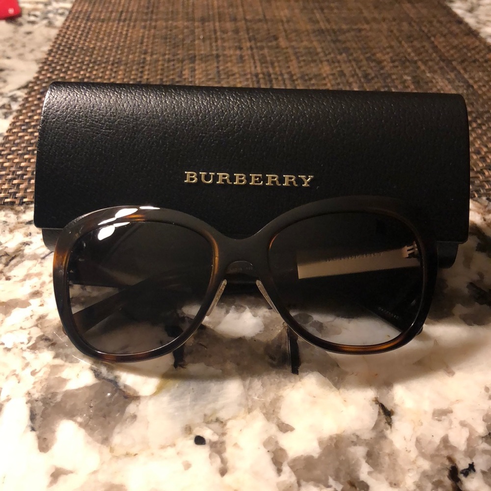 Burberry woman cat eye sunglasses